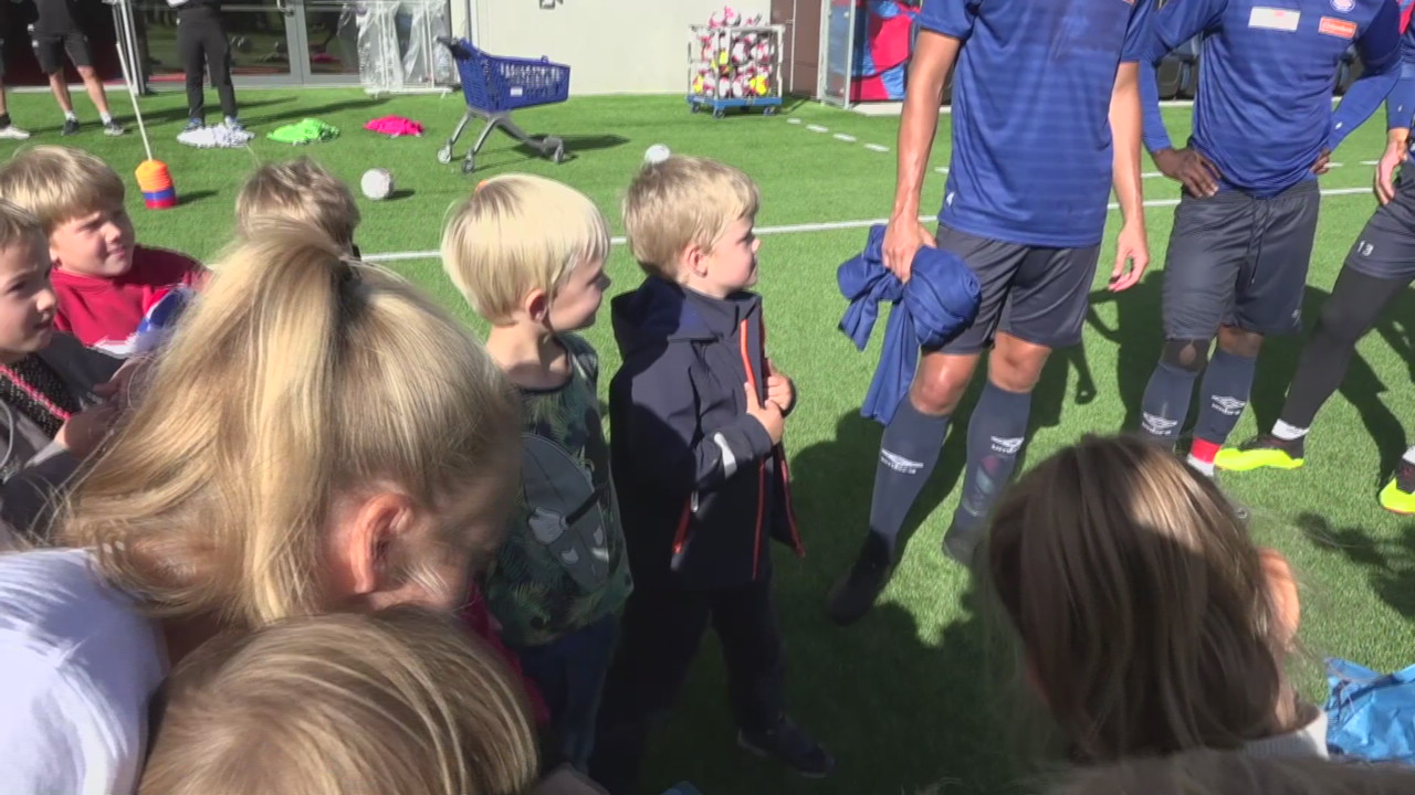 Overrasket gutta med sang